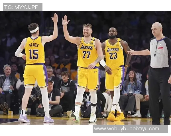 詹姆斯坚持东契奇最后出场引发热议湖记独家揭秘首发阵容介绍背后的故事 詹姆斯坚持东契奇最后出场引发热议湖记独家揭秘首发阵容介绍背后的故事